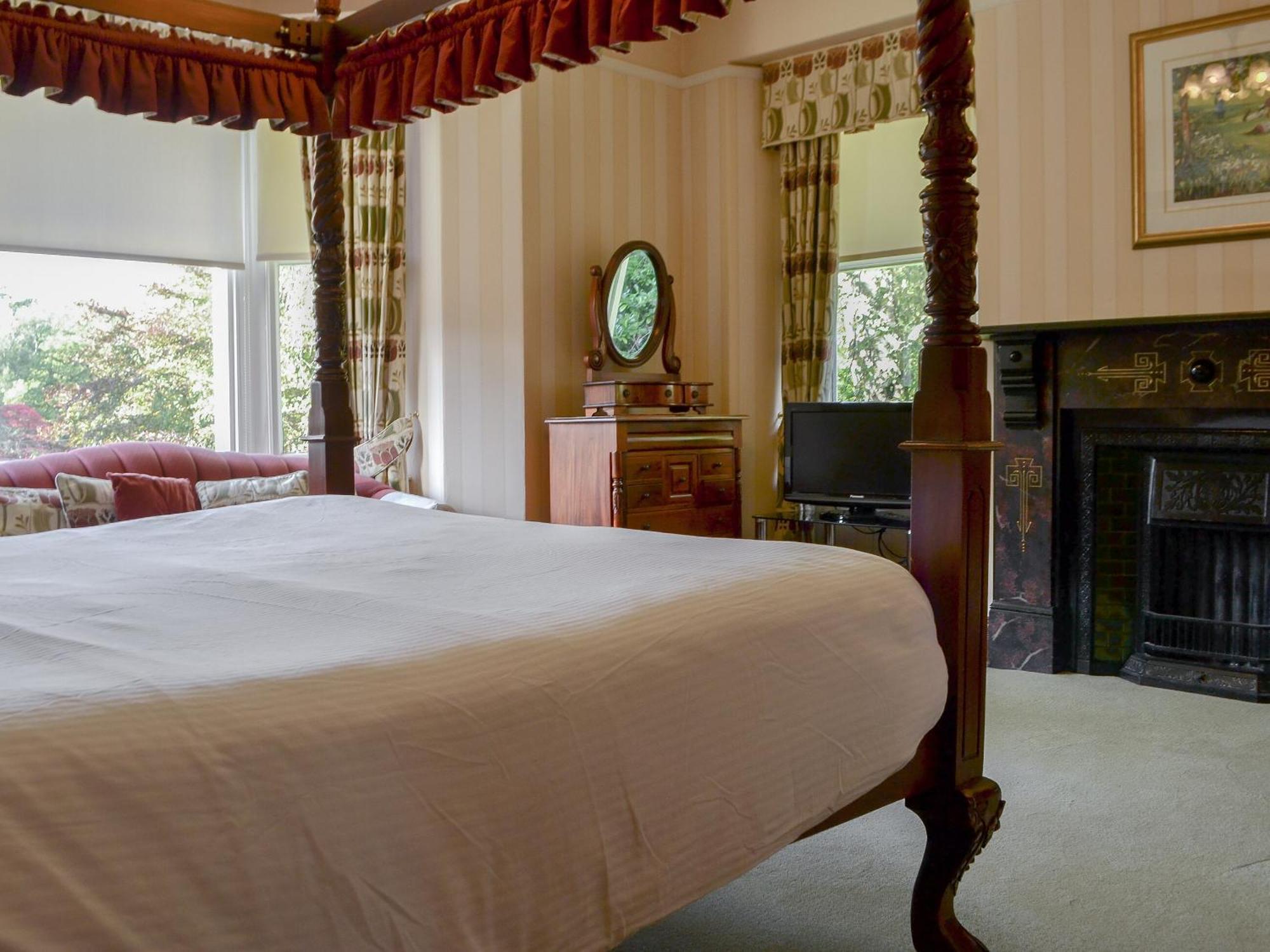 Newstead * Windermere